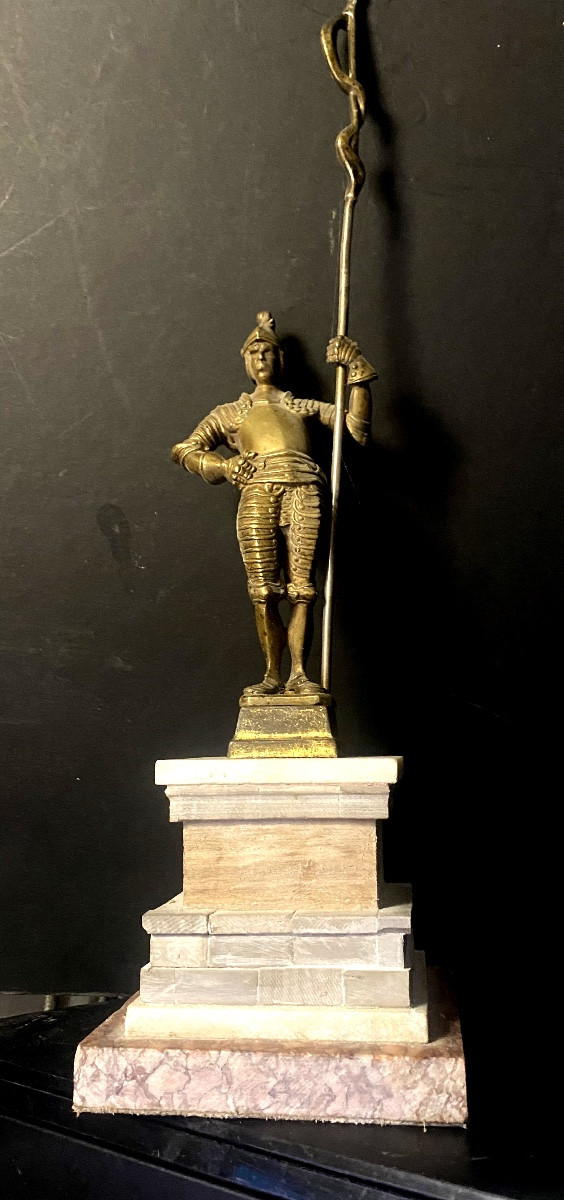 Paire de guerriers en armure Renaissance porte étandards en bronze patiné , piédestal en marbre-photo-2