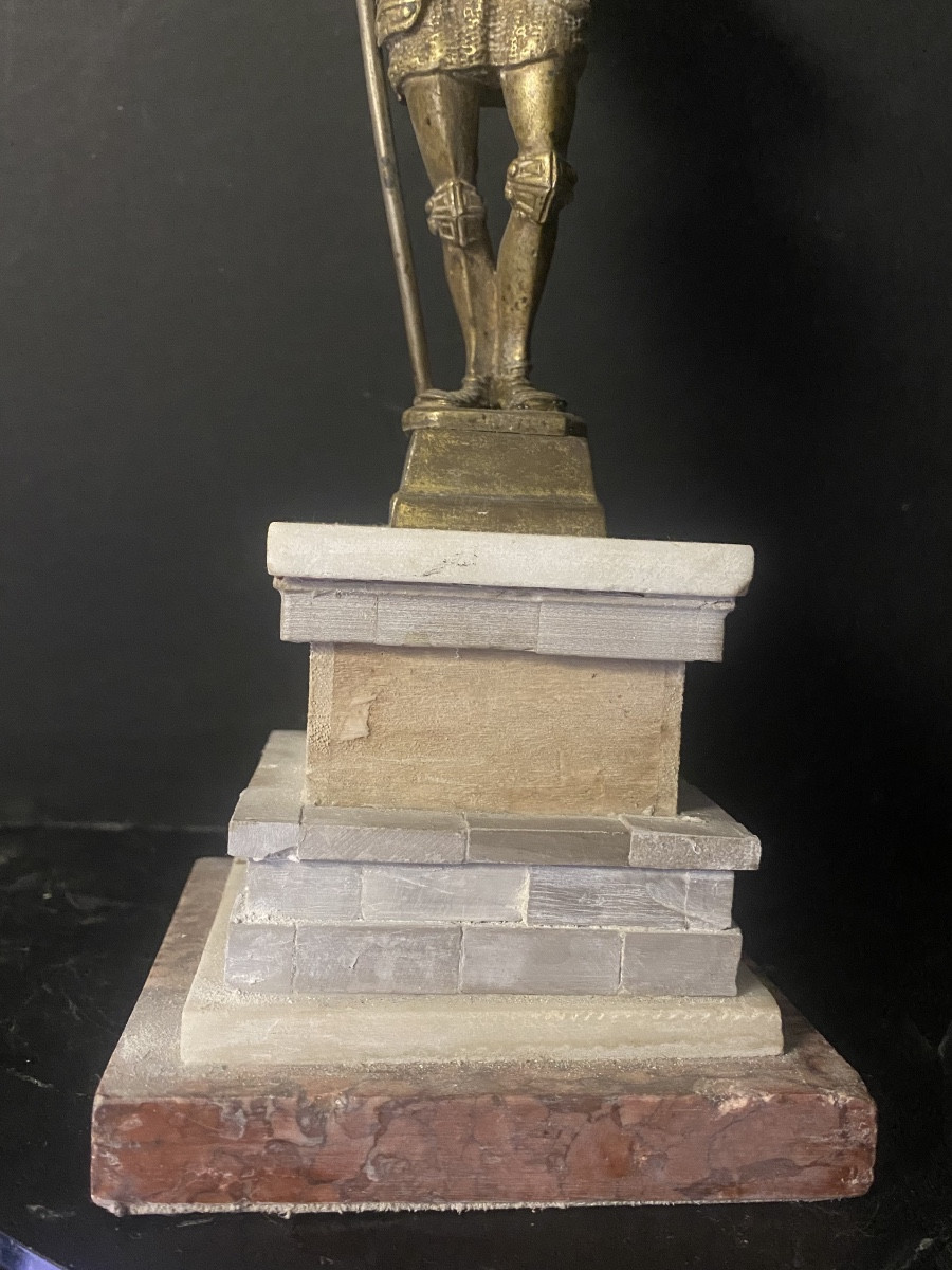 Paire de guerriers en armure Renaissance porte étandards en bronze patiné , piédestal en marbre-photo-2