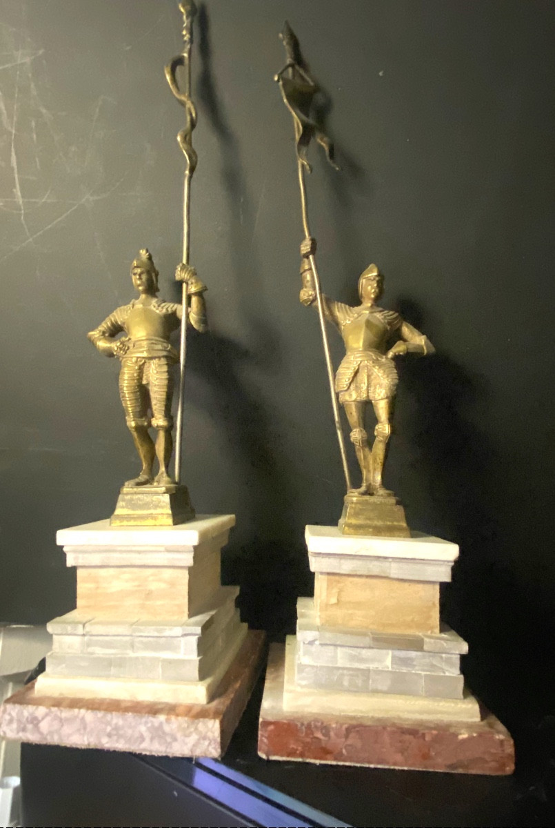 Paire de guerriers en armure Renaissance porte étandards en bronze patiné , piédestal en marbre-photo-4