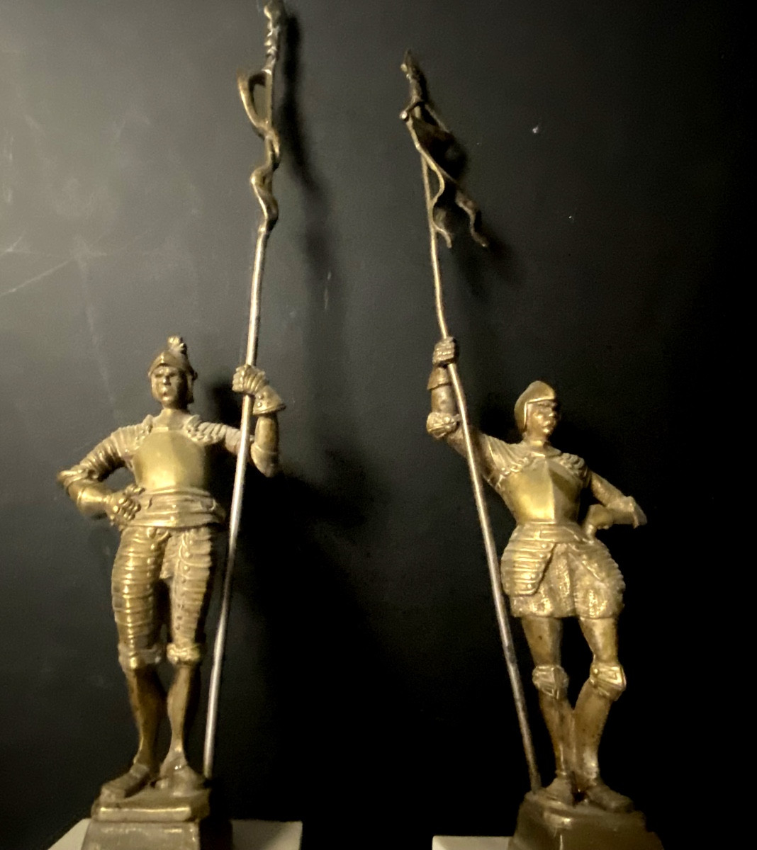Paire de guerriers en armure Renaissance porte étandards en bronze patiné , piédestal en marbre-photo-7
