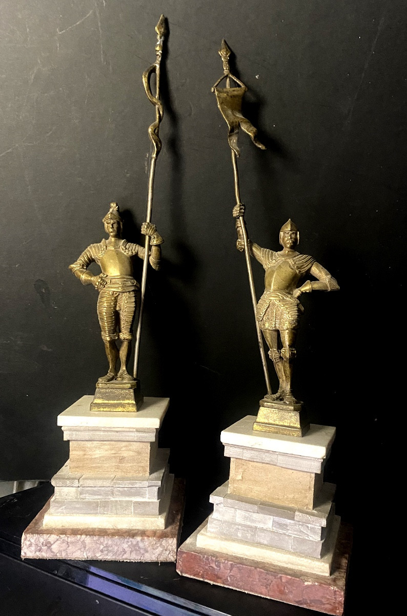 Paire de guerriers en armure Renaissance porte étandards en bronze patiné , piédestal en marbre