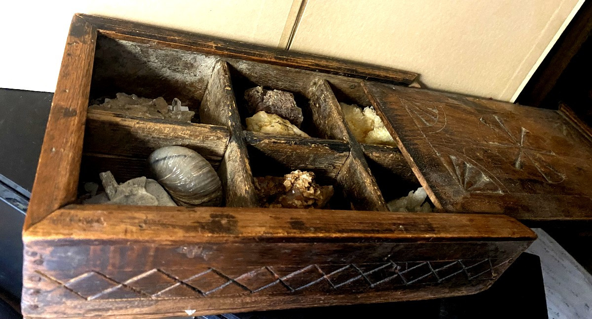 Queyras Box, Carved Fir With Compartments, Sliding Lid, 18th-century Stone Collection-photo-4
