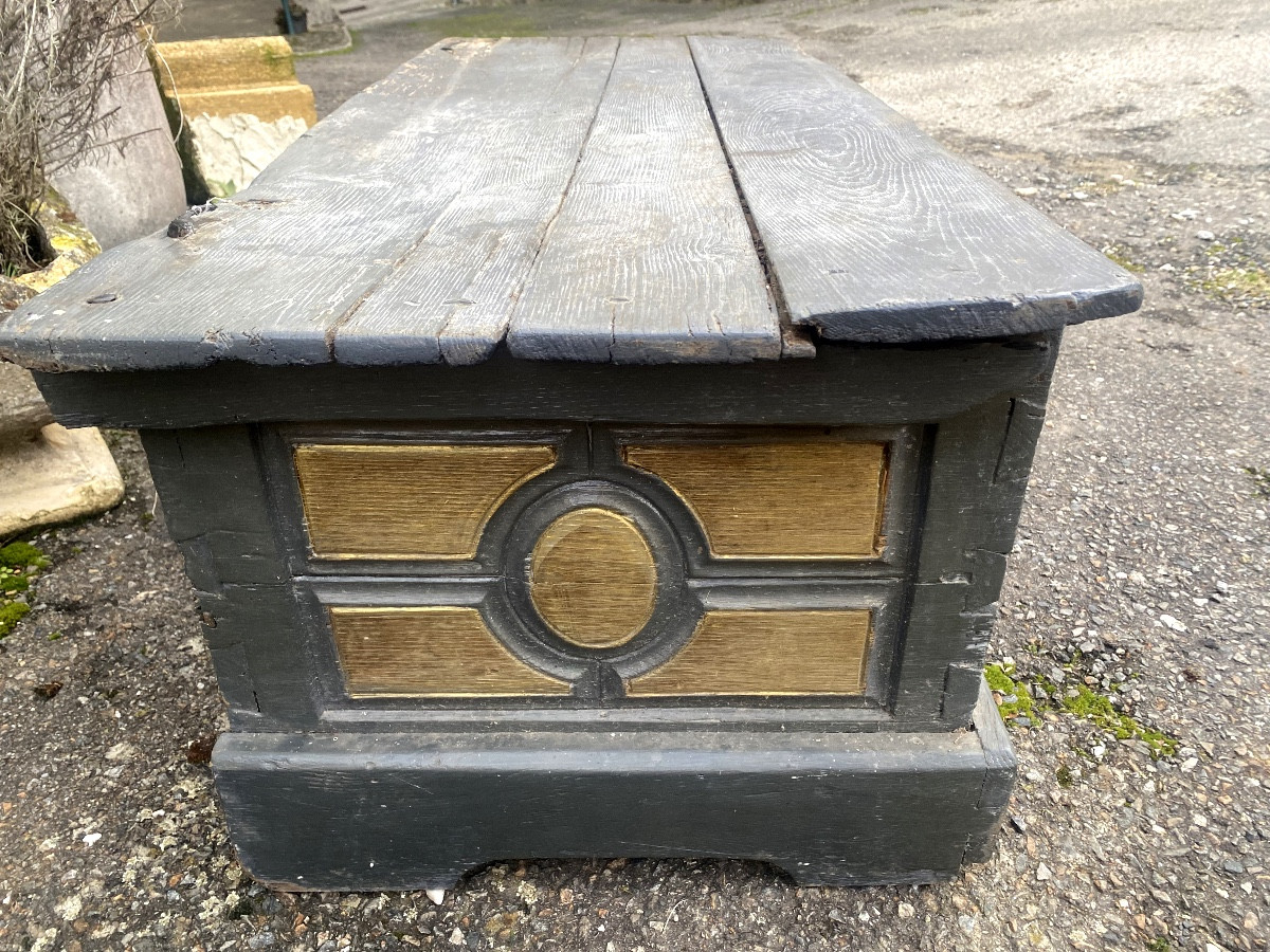 Coffre de montagne en bois blanc XVIIIème à panneaux ressortis et bien ornementé sur les cotés-photo-4