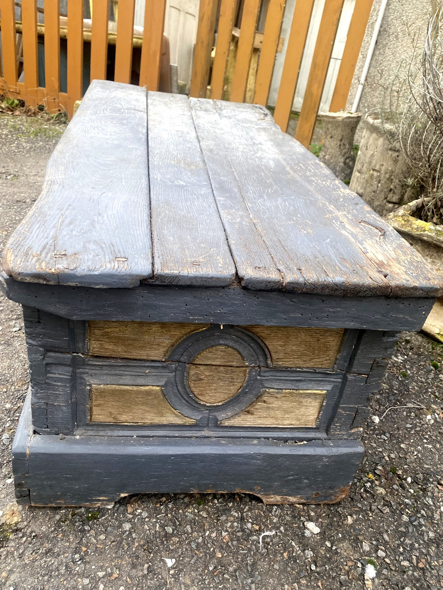 Coffre de montagne en bois blanc XVIIIème à panneaux ressortis et bien ornementé sur les cotés-photo-6