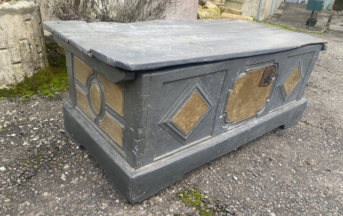 Coffre de montagne en bois blanc XVIIIème à panneaux ressortis et bien ornementé sur les cotés-photo-7