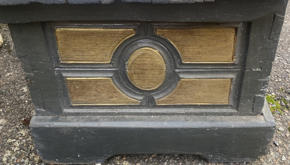 Coffre de montagne en bois blanc XVIIIème à panneaux ressortis et bien ornementé sur les cotés-photo-8