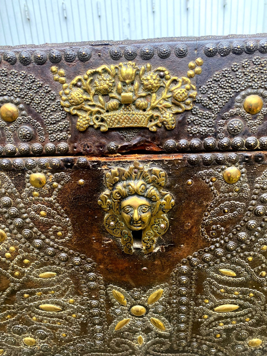 "Malle Noble de Carrosse " cloutée en cuir couvercle bombé, d'époque Louis XIV a façade décorée-photo-2