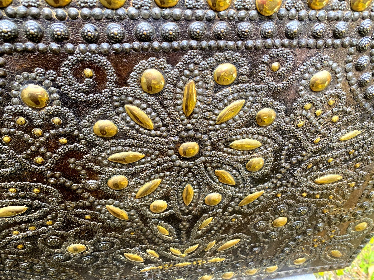 "Malle Noble de Carrosse " cloutée en cuir couvercle bombé, d'époque Louis XIV a façade décorée-photo-3