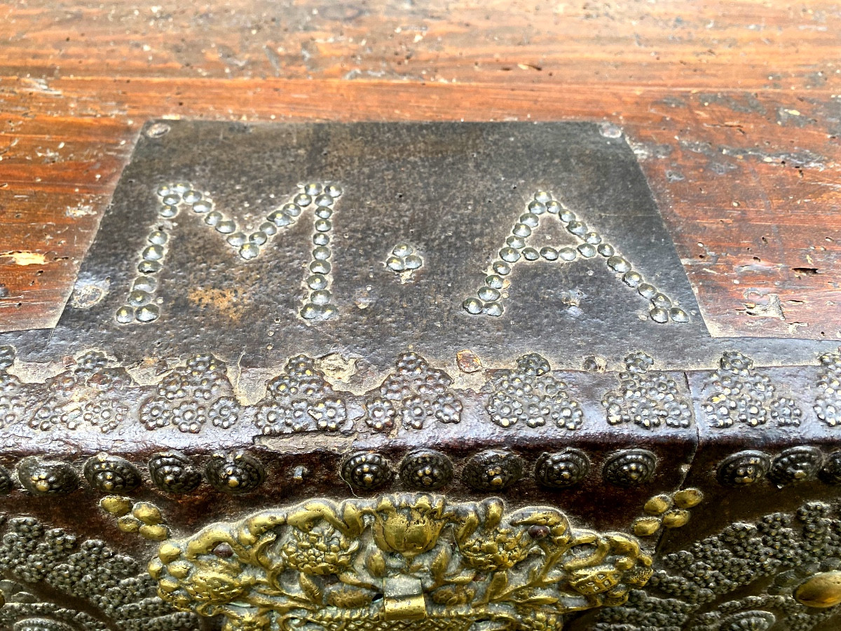 "Malle Noble de Carrosse " cloutée en cuir couvercle bombé, d'époque Louis XIV a façade décorée-photo-4