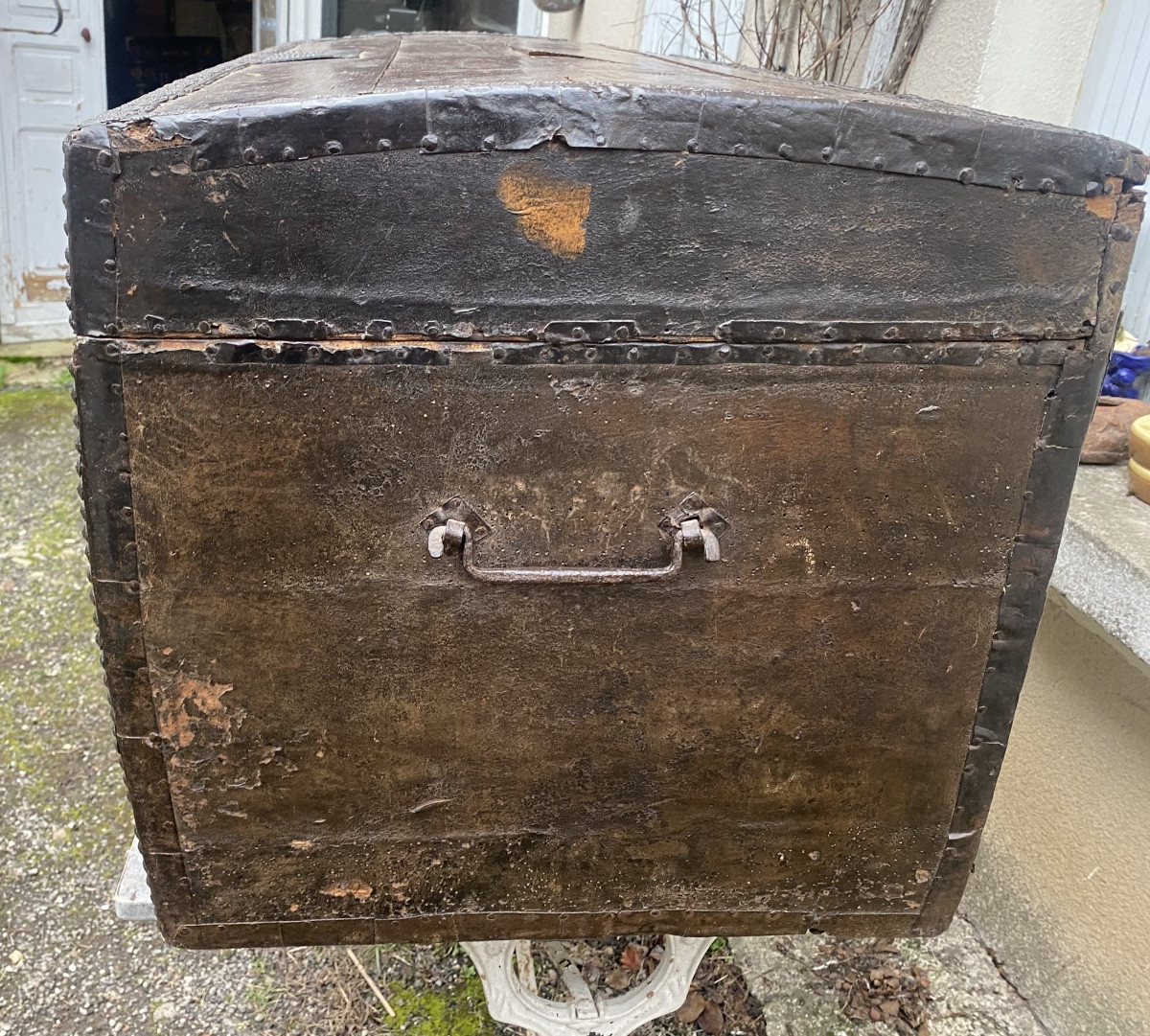 "Malle Noble de Carrosse " cloutée en cuir couvercle bombé, d'époque Louis XIV a façade décorée-photo-1