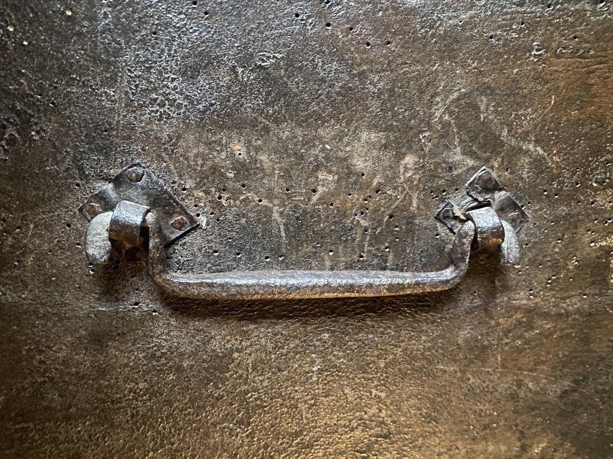 "Malle Noble de Carrosse " cloutée en cuir couvercle bombé, d'époque Louis XIV a façade décorée-photo-3