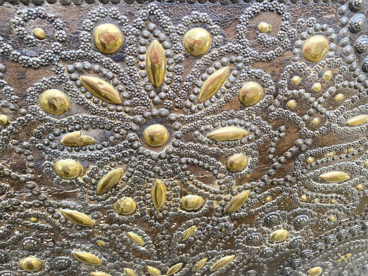 "Malle Noble de Carrosse " cloutée en cuir couvercle bombé, d'époque Louis XIV a façade décorée-photo-4