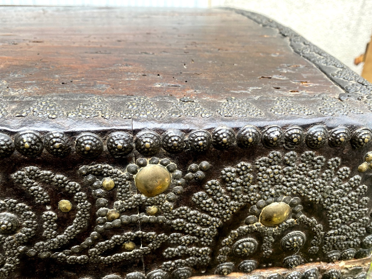 "Malle Noble de Carrosse " cloutée en cuir couvercle bombé, d'époque Louis XIV a façade décorée-photo-5