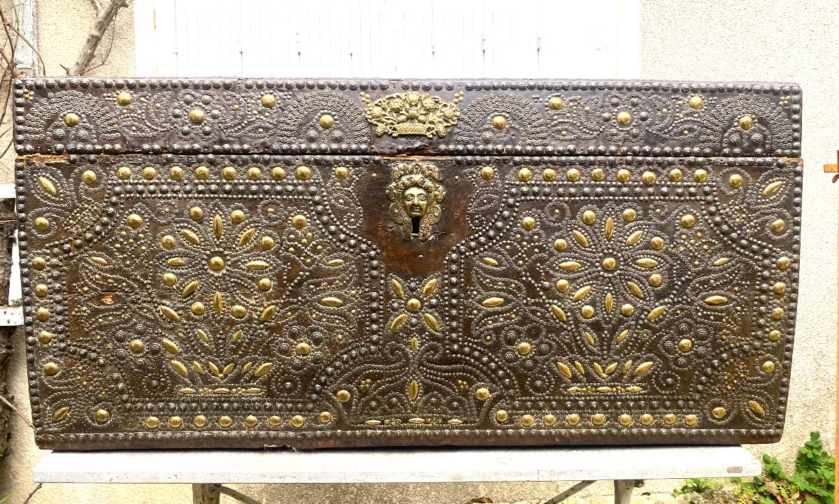 "Malle Noble de Carrosse " cloutée en cuir couvercle bombé, d'époque Louis XIV a façade décorée-photo-8
