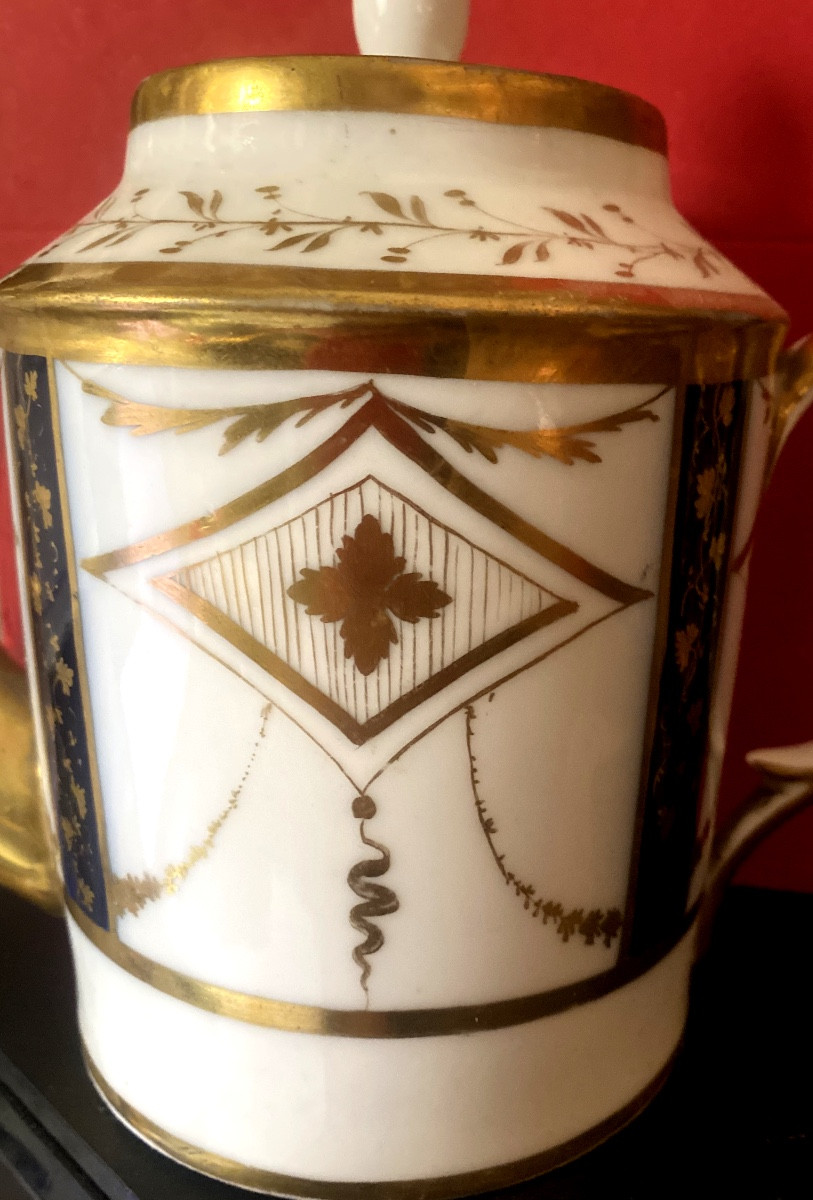 Belle  grande cafetière  fin du XVIIIème Directoire en porcelaine de Paris a motifs or et bleu -photo-3