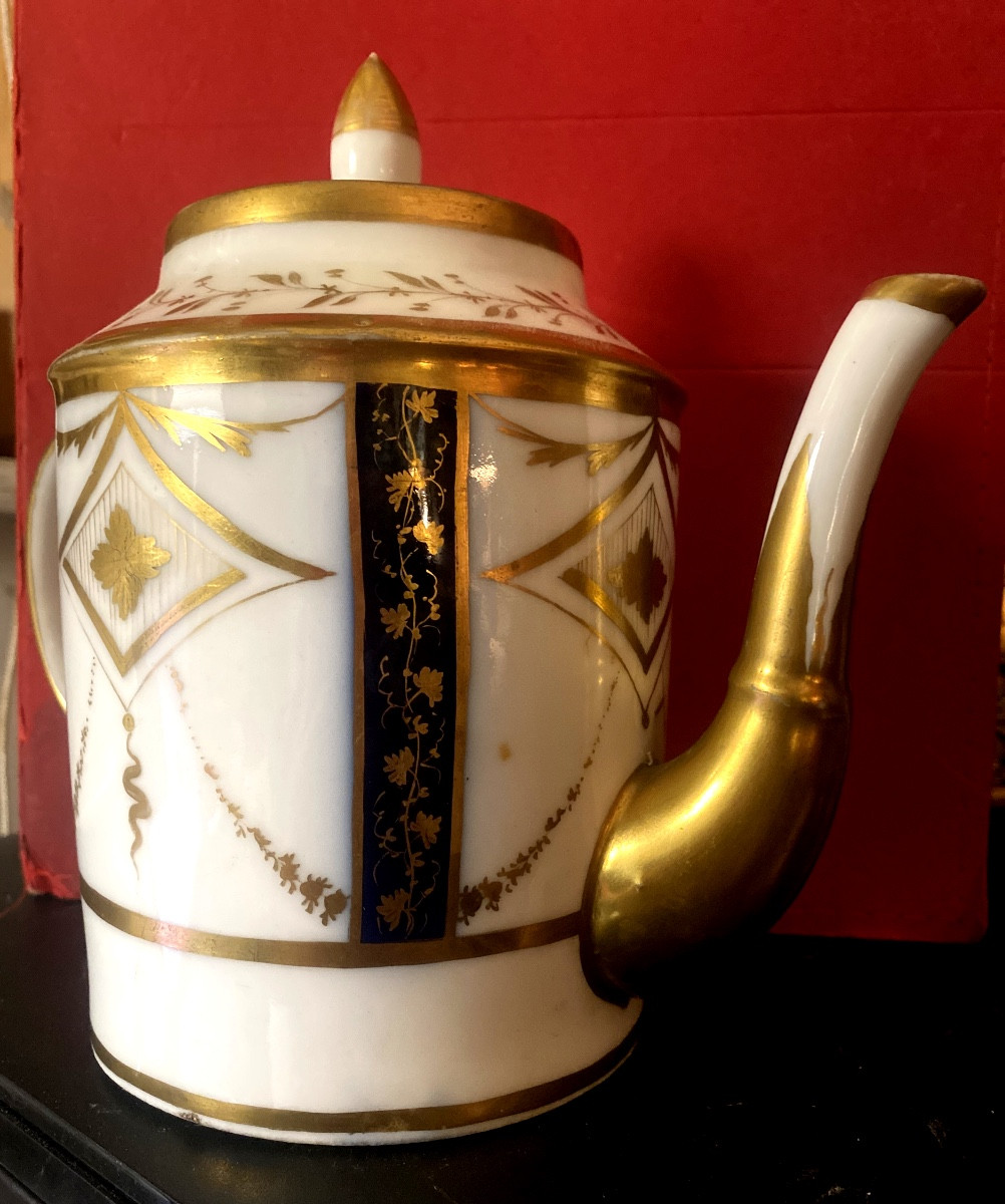 Belle  grande cafetière  fin du XVIIIème Directoire en porcelaine de Paris a motifs or et bleu 