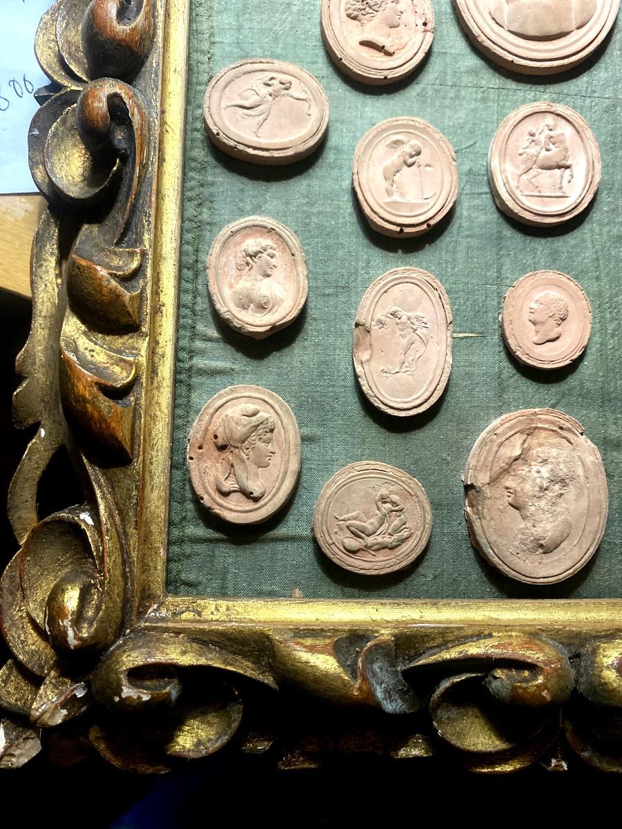 Collection Of 19th-century Terracotta Cameo Prints From The "grand Tour" In A Carved Gilt Frame-photo-2