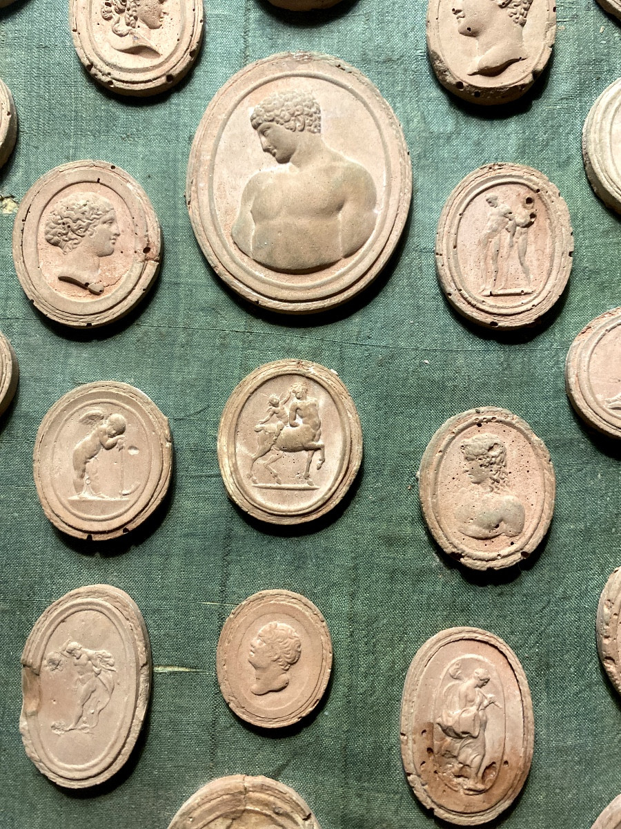 Collection Of 19th-century Terracotta Cameo Prints From The "grand Tour" In A Carved Gilt Frame-photo-3