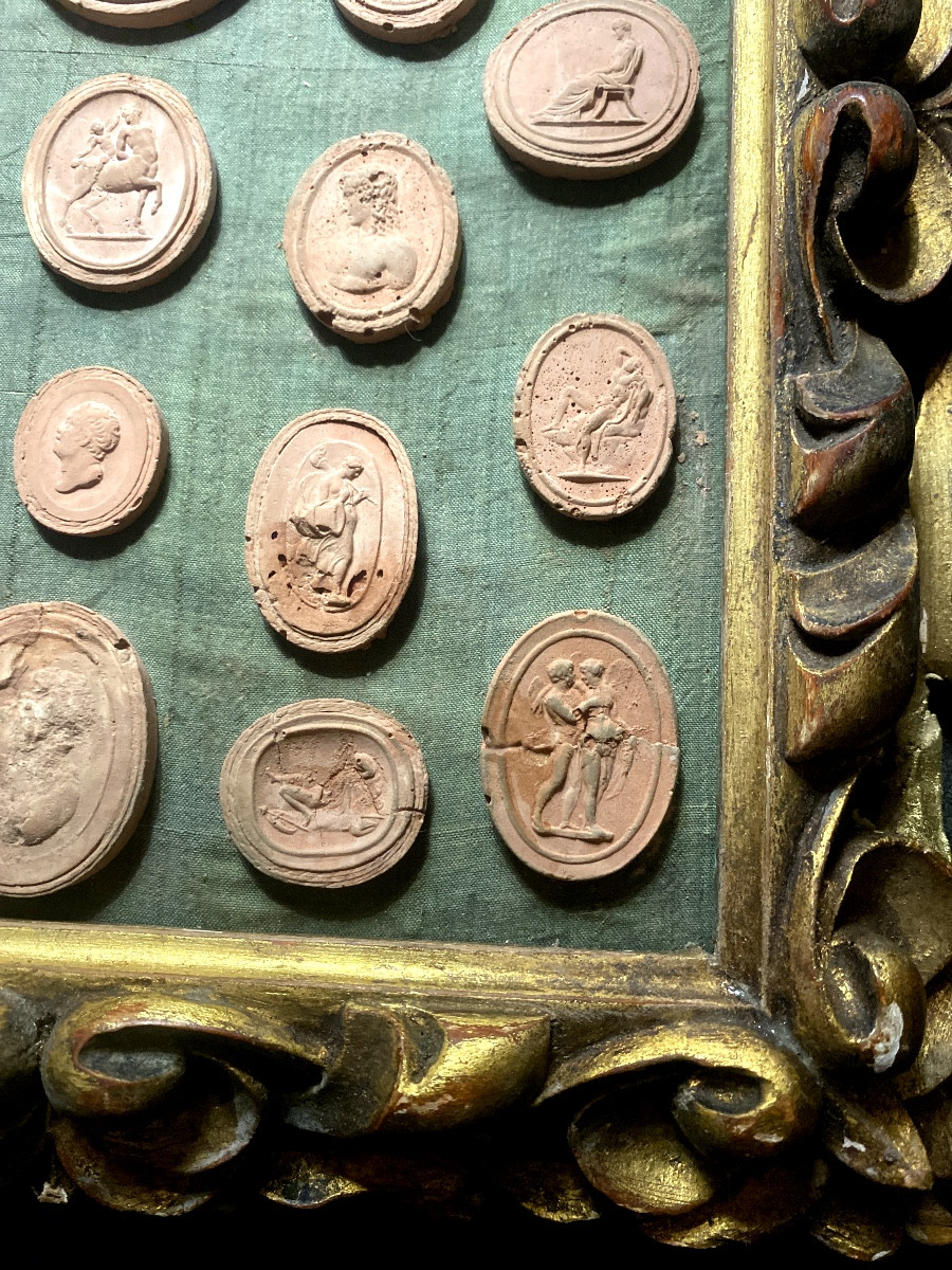 Collection Of 19th-century Terracotta Cameo Prints From The "grand Tour" In A Carved Gilt Frame-photo-4