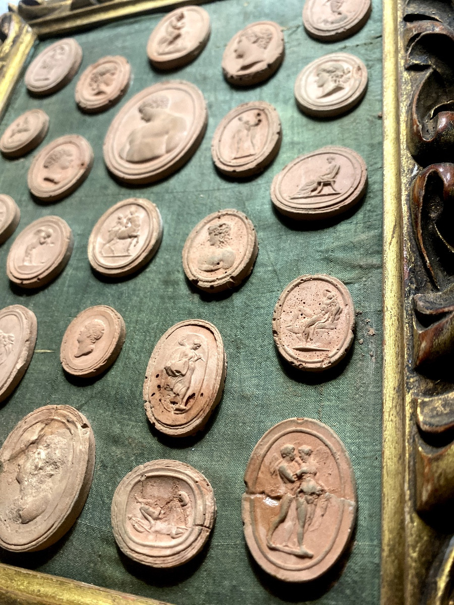Collection Of 19th-century Terracotta Cameo Prints From The "grand Tour" In A Carved Gilt Frame-photo-5