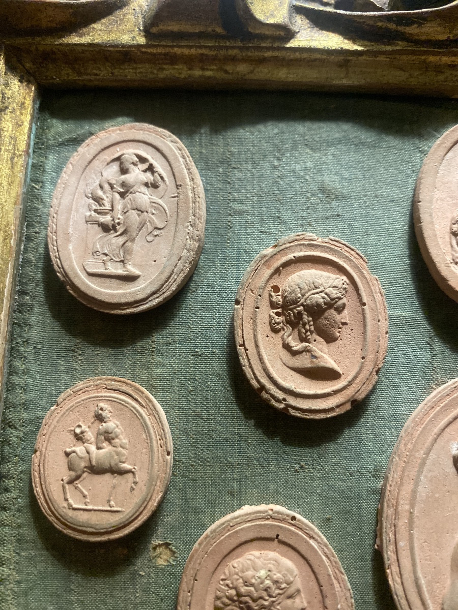 Collection Of 19th-century Terracotta Cameo Prints From The "grand Tour" In A Carved Gilt Frame-photo-6