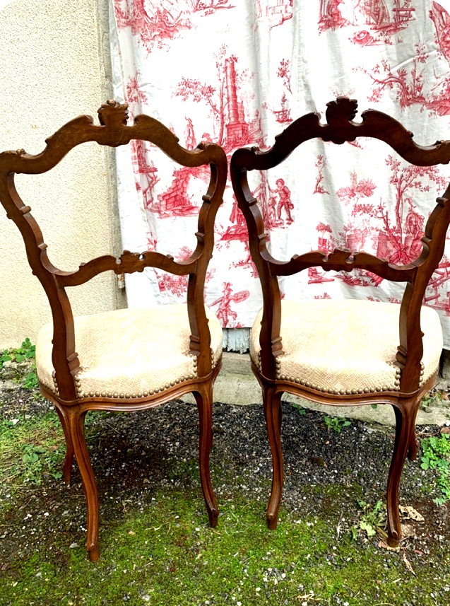 Paire de chaises en noyer richement sculptée de style" Roccoco" fin XIXème recouverte  S lézard-photo-4