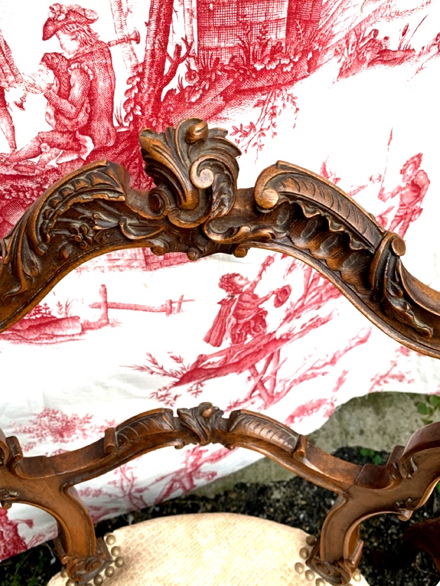 Paire de chaises en noyer richement sculptée de style" Roccoco" fin XIXème recouverte  S lézard-photo-1
