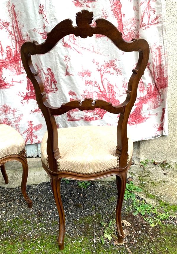 Paire de chaises en noyer richement sculptée de style" Roccoco" fin XIXème recouverte  S lézard-photo-3