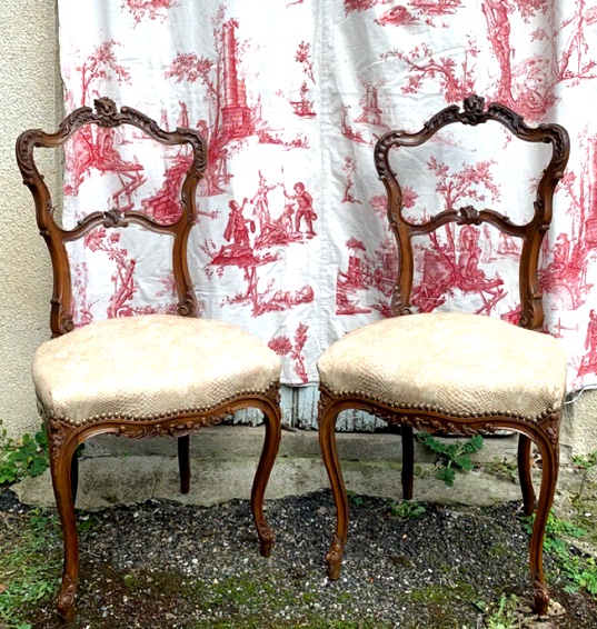 Paire de chaises en noyer richement sculptée de style" Roccoco" fin XIXème recouverte  S lézard-photo-8