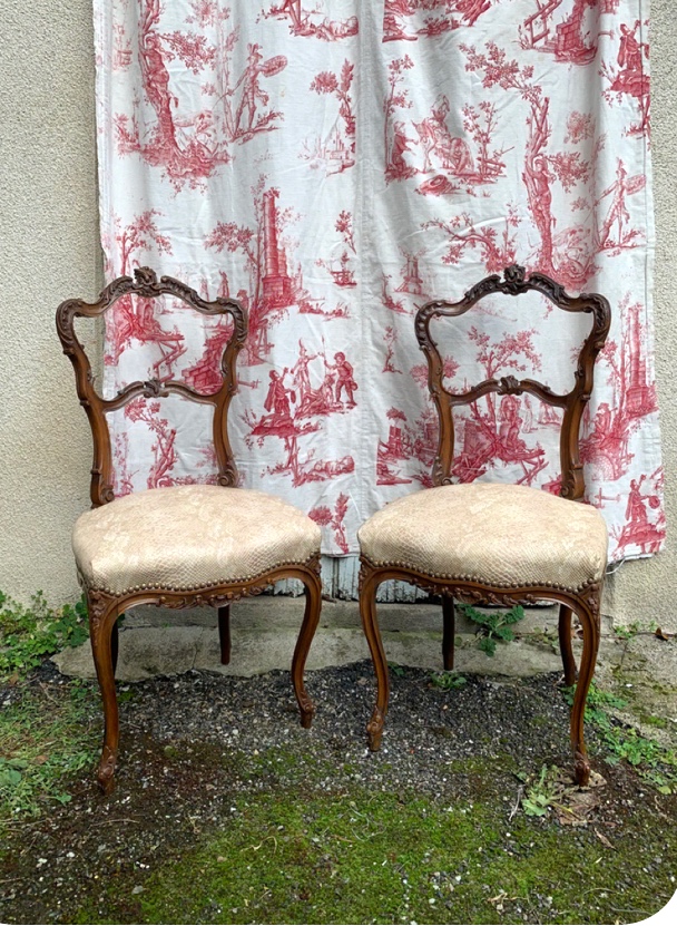 Paire de chaises en noyer richement sculptée de style" Roccoco" fin XIXème recouverte  S lézard