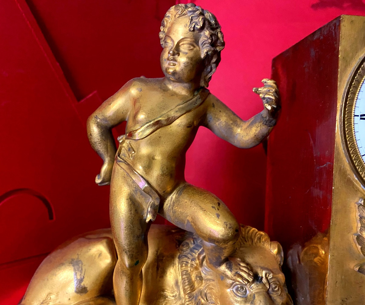 Pendule borne avec un cupidon ailé lion allongé époque Charles X en bronze doré cadran émaillé-photo-3