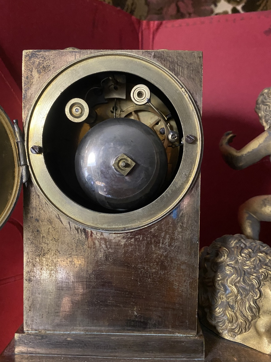 Pendule borne avec un cupidon ailé lion allongé époque Charles X en bronze doré cadran émaillé-photo-1