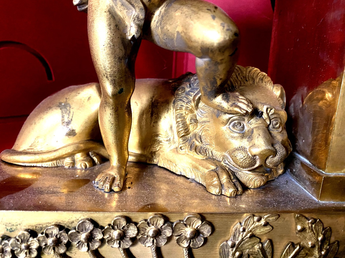Pendule borne avec un cupidon ailé lion allongé époque Charles X en bronze doré cadran émaillé-photo-3
