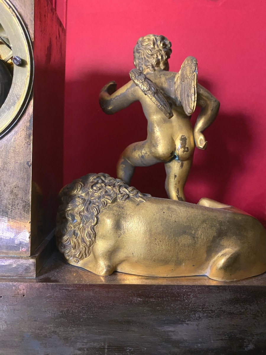 Pendule borne avec un cupidon ailé lion allongé époque Charles X en bronze doré cadran émaillé-photo-5