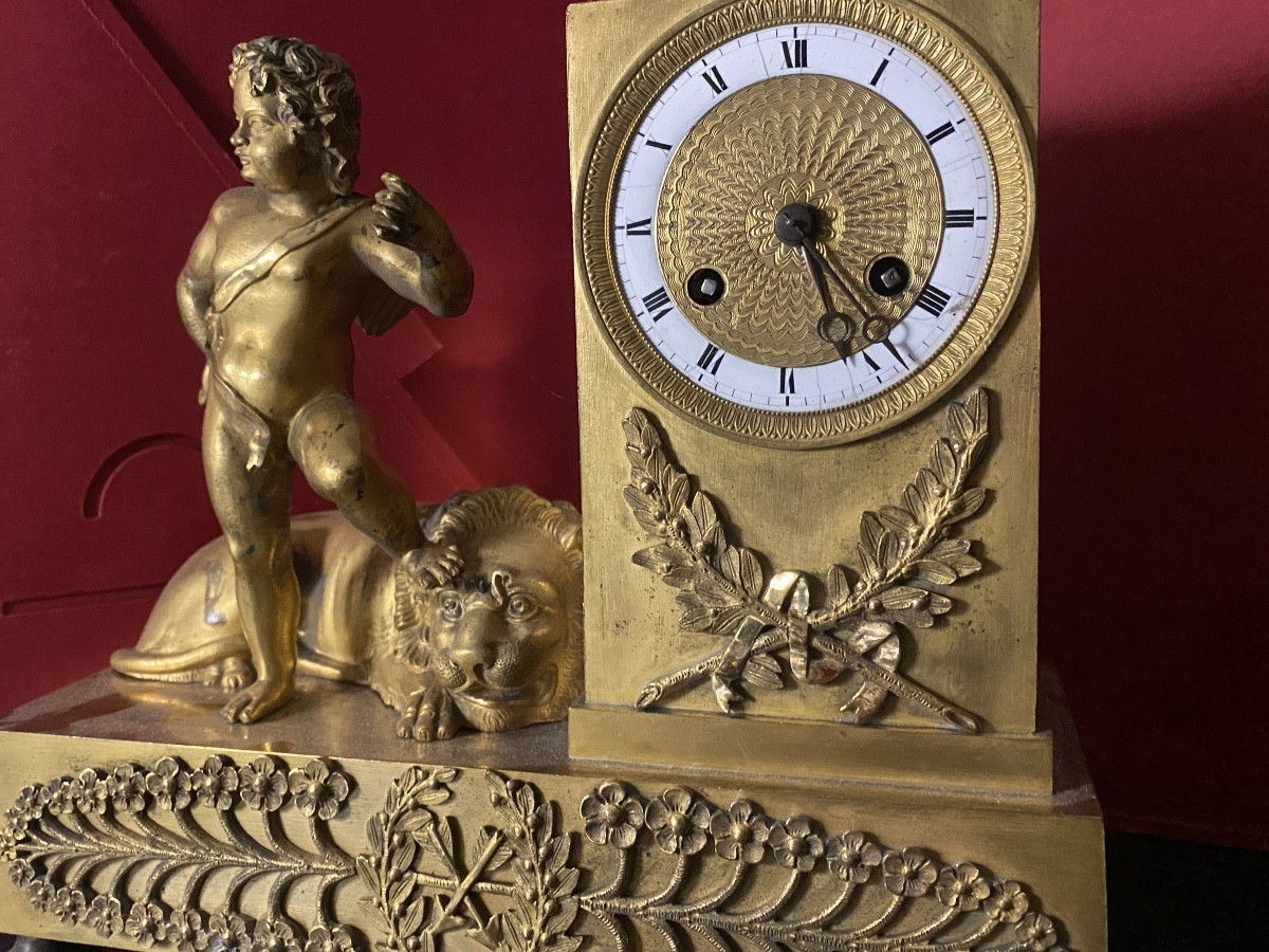Pendule borne avec un cupidon ailé lion allongé époque Charles X en bronze doré cadran émaillé-photo-8