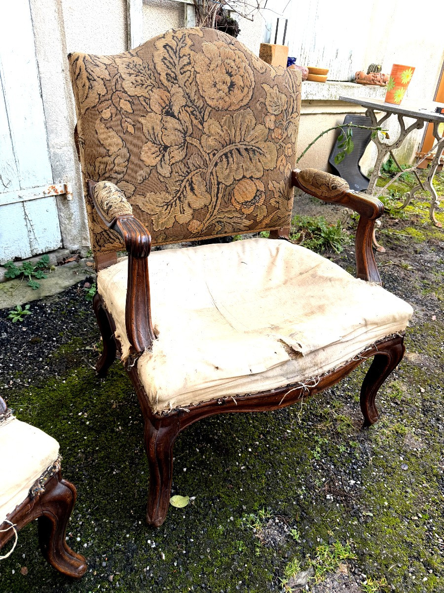 Paire de larges fauteuils Régence en noyer sculpté ornementalement, dits à la Reine début 18ème-photo-2