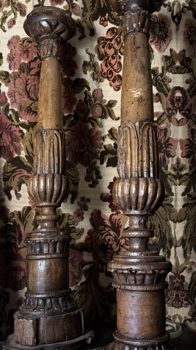 2 grands piques cierges,  en bois naturel patinés sculptés godronnés pieds trois ressauts 17ème-photo-2