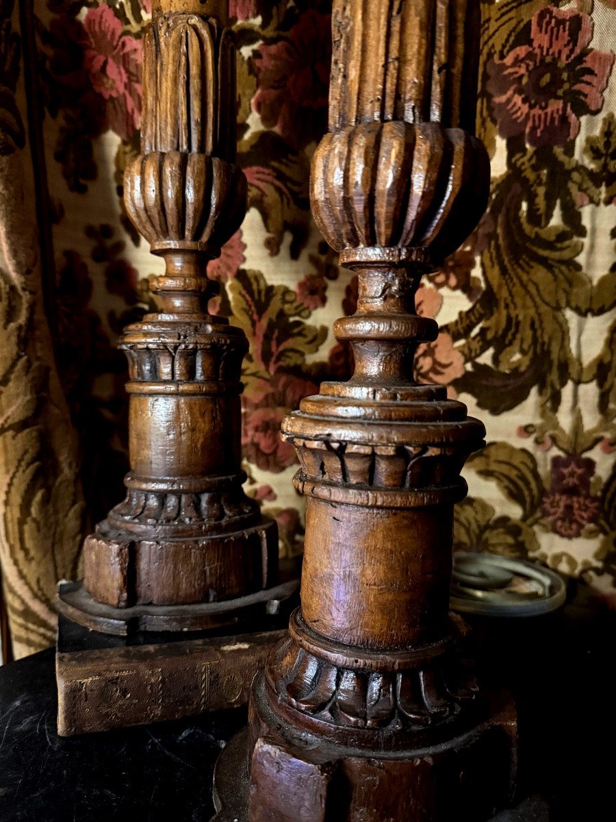 2 grands piques cierges,  en bois naturel patinés sculptés godronnés pieds trois ressauts 17ème-photo-3