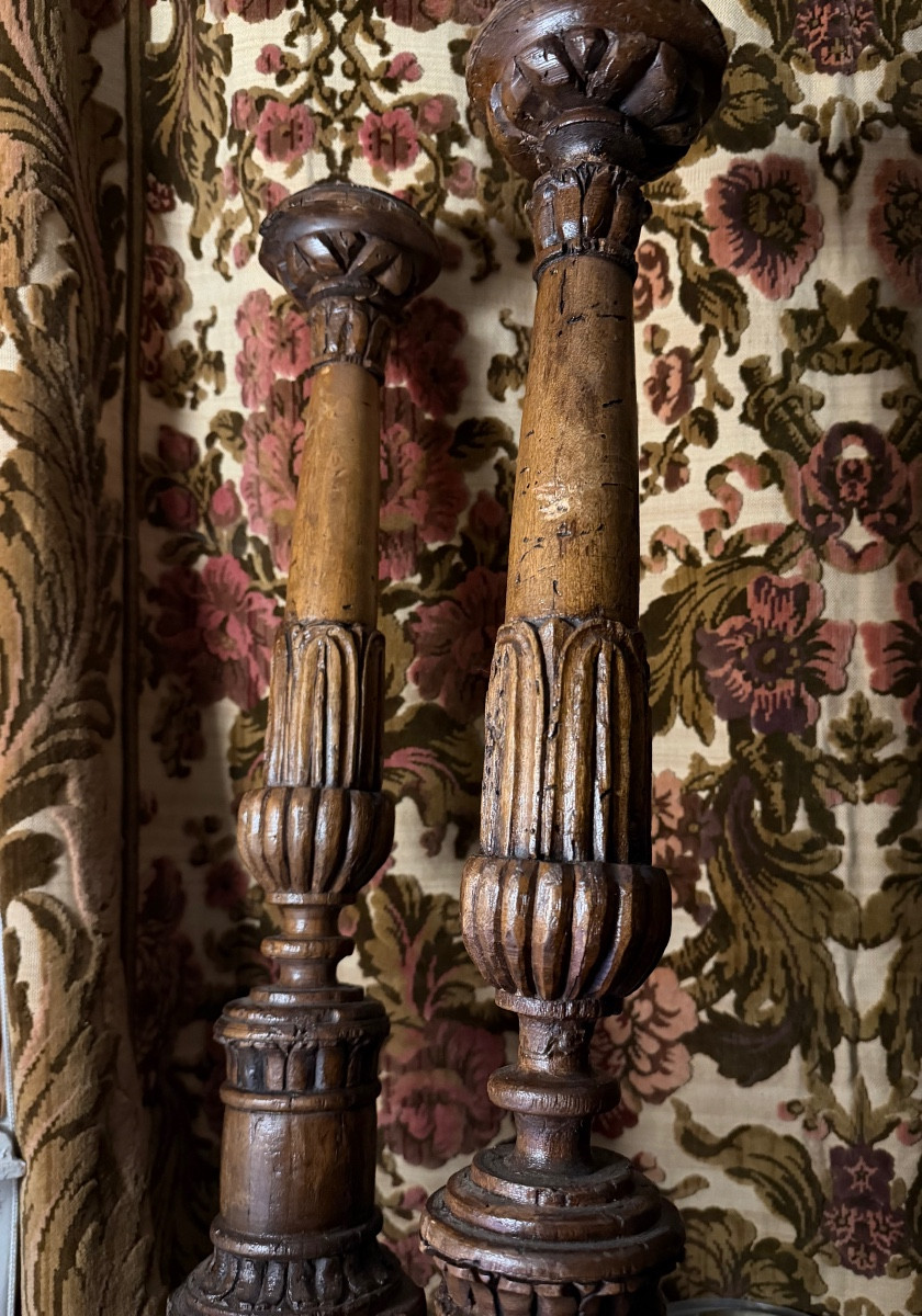 2 grands piques cierges,  en bois naturel patinés sculptés godronnés pieds trois ressauts 17ème-photo-1
