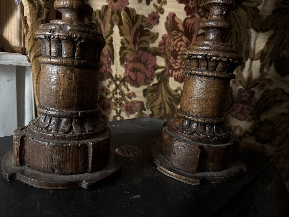 2 grands piques cierges,  en bois naturel patinés sculptés godronnés pieds trois ressauts 17ème-photo-6