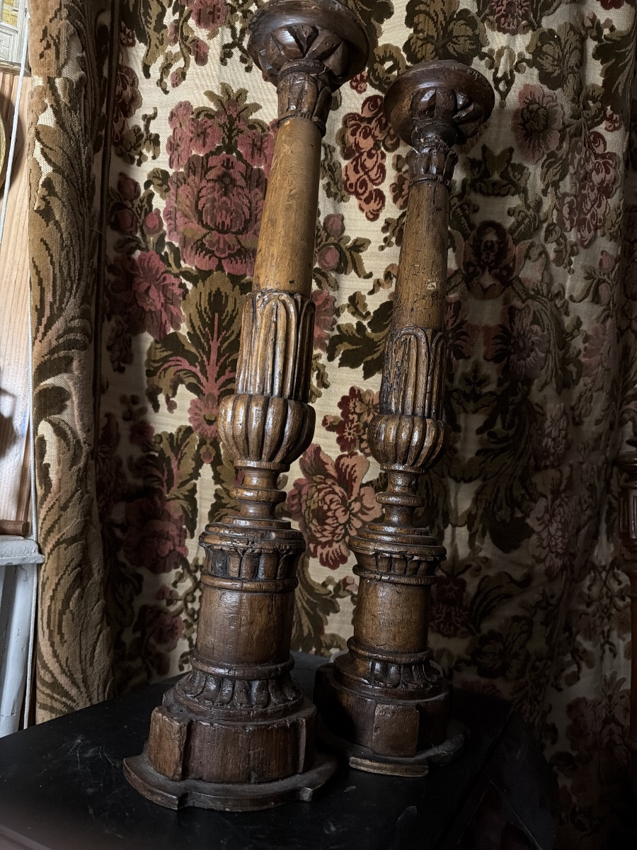 2 grands piques cierges,  en bois naturel patinés sculptés godronnés pieds trois ressauts 17ème-photo-7