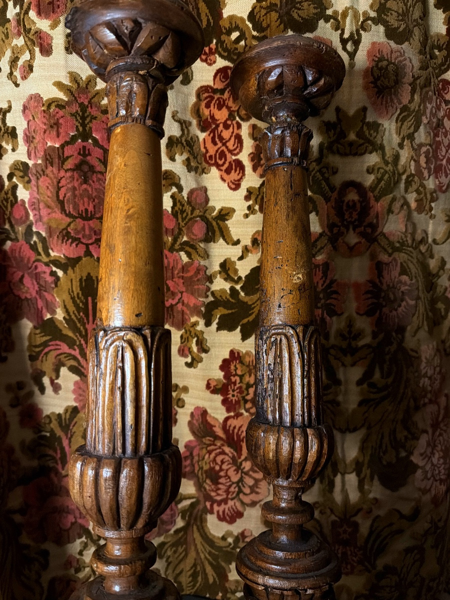 2 grands piques cierges,  en bois naturel patinés sculptés godronnés pieds trois ressauts 17ème-photo-8