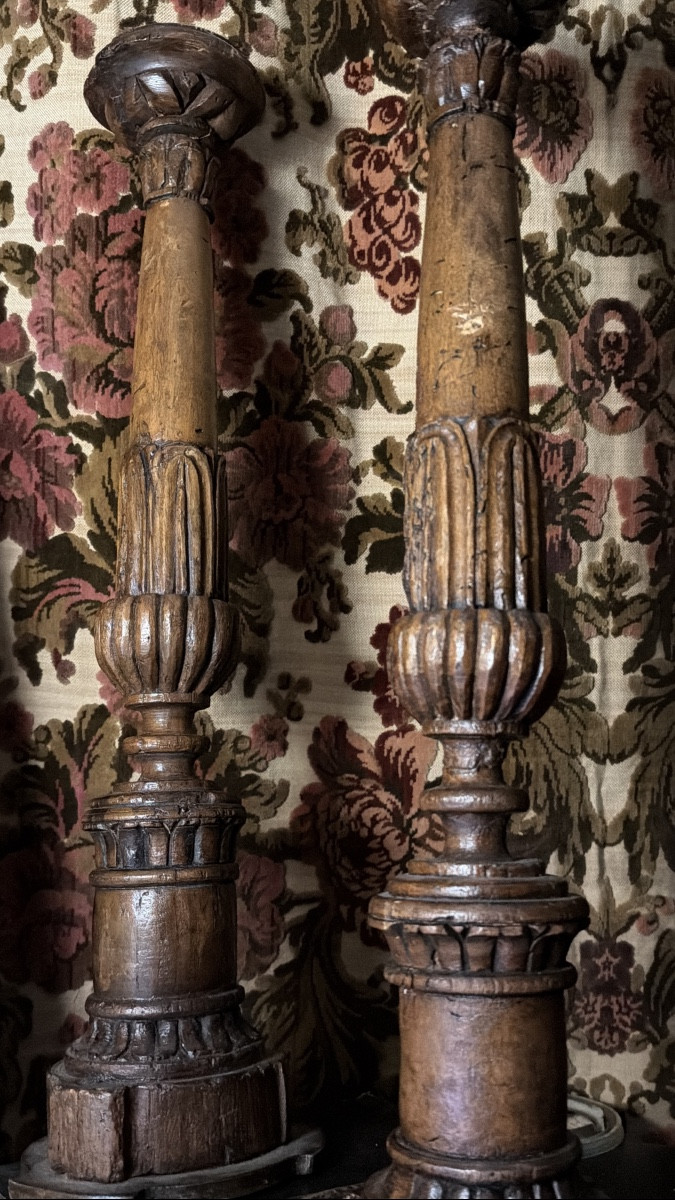 2 grands piques cierges,  en bois naturel patinés sculptés godronnés pieds trois ressauts 17ème