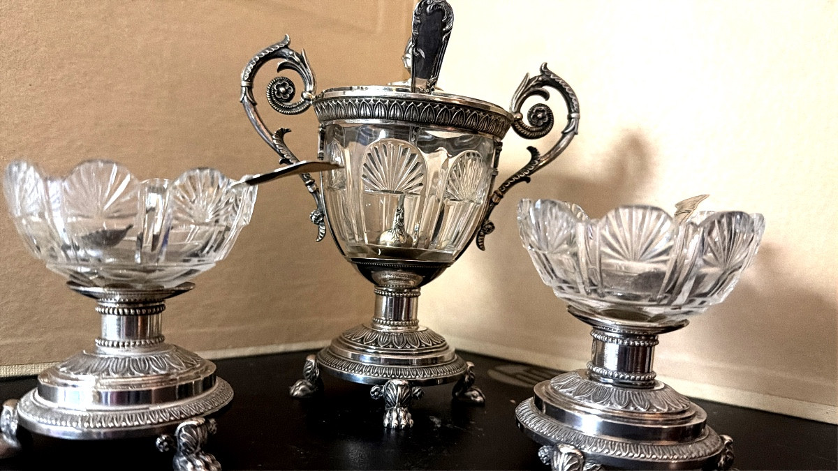Table Service Consisting Of Two Salt Cellars And A Sugar Bowl In Chased Silver With Crystal Interior, Silver Minerva.-photo-5