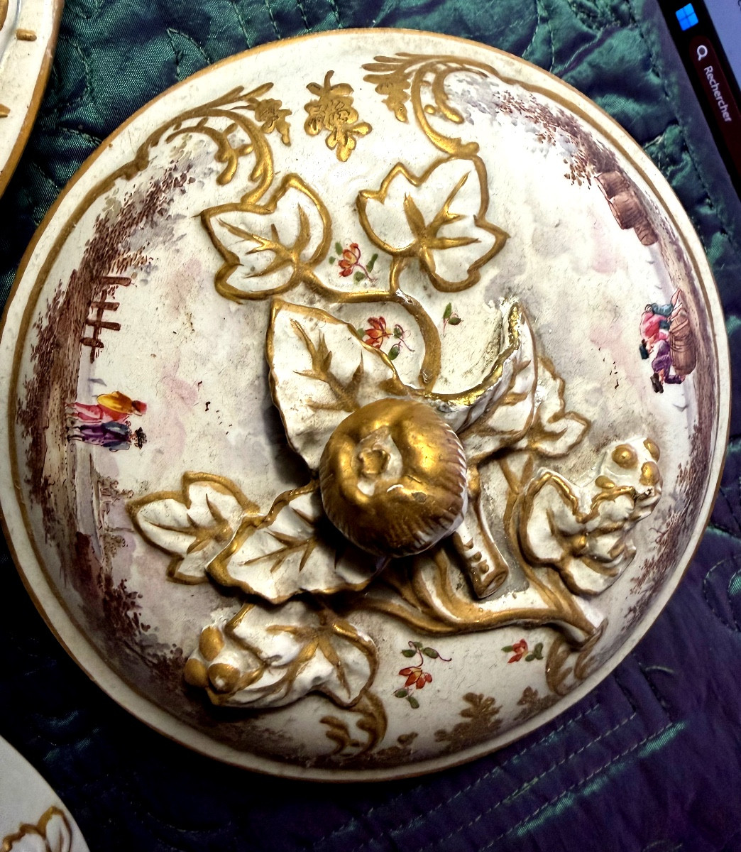 Bouillon  couvert et sa coupelle en porcelaine de Hochst style baroque richement ornementé 18èm-photo-1