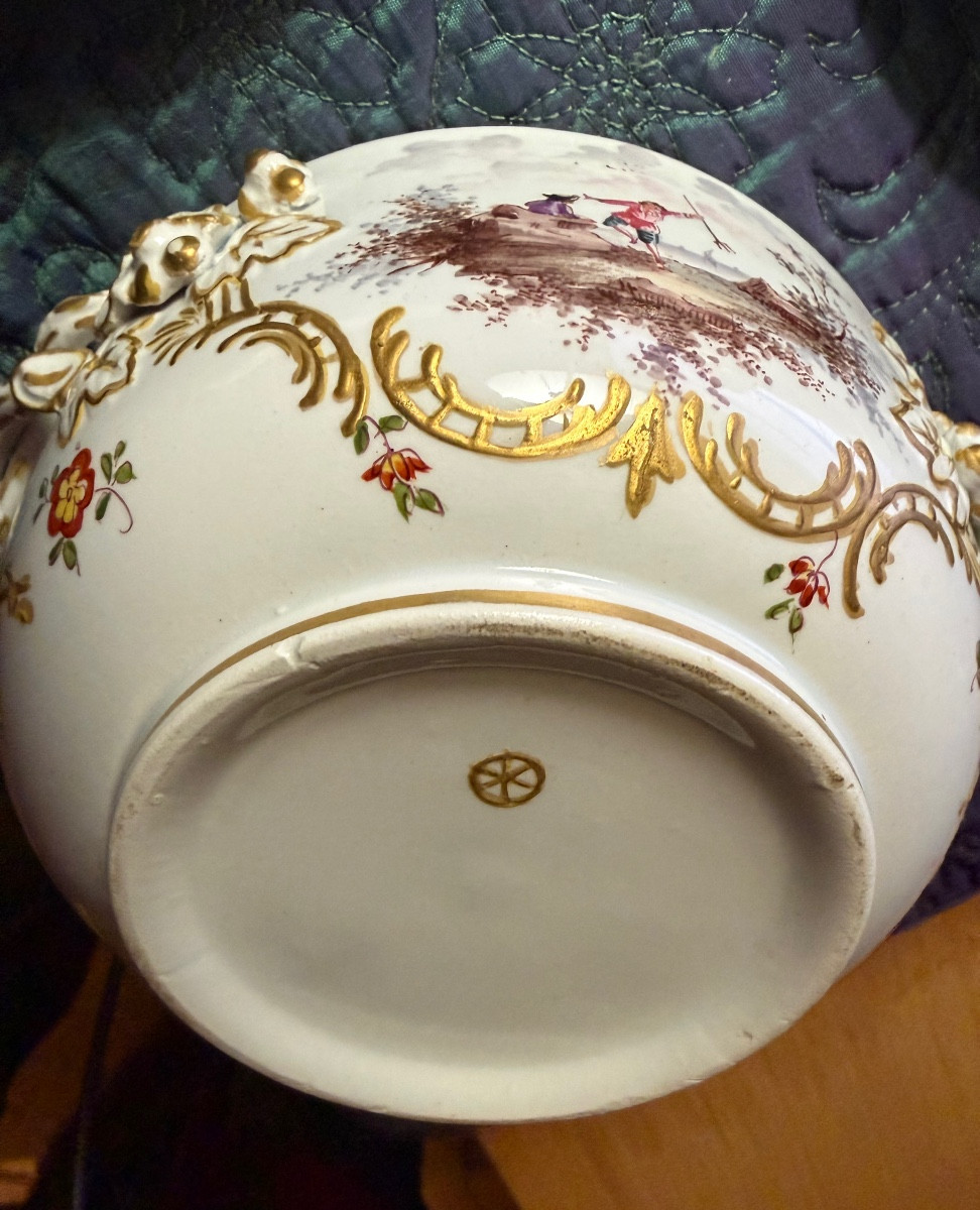 Bouillon  couvert et sa coupelle en porcelaine de Hochst style baroque richement ornementé 18èm-photo-2