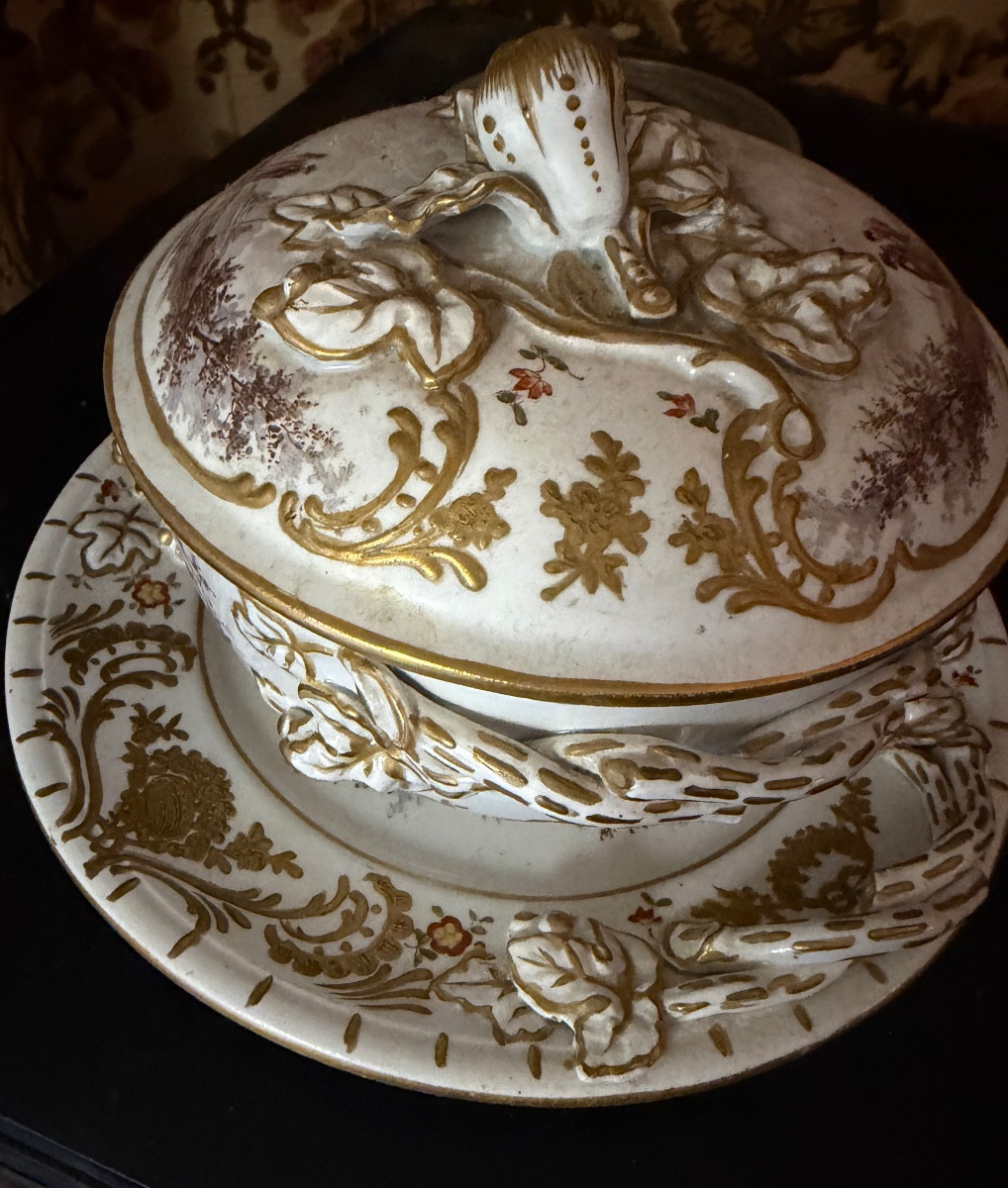 Bouillon  couvert et sa coupelle en porcelaine de Hochst style baroque richement ornementé 18èm-photo-4