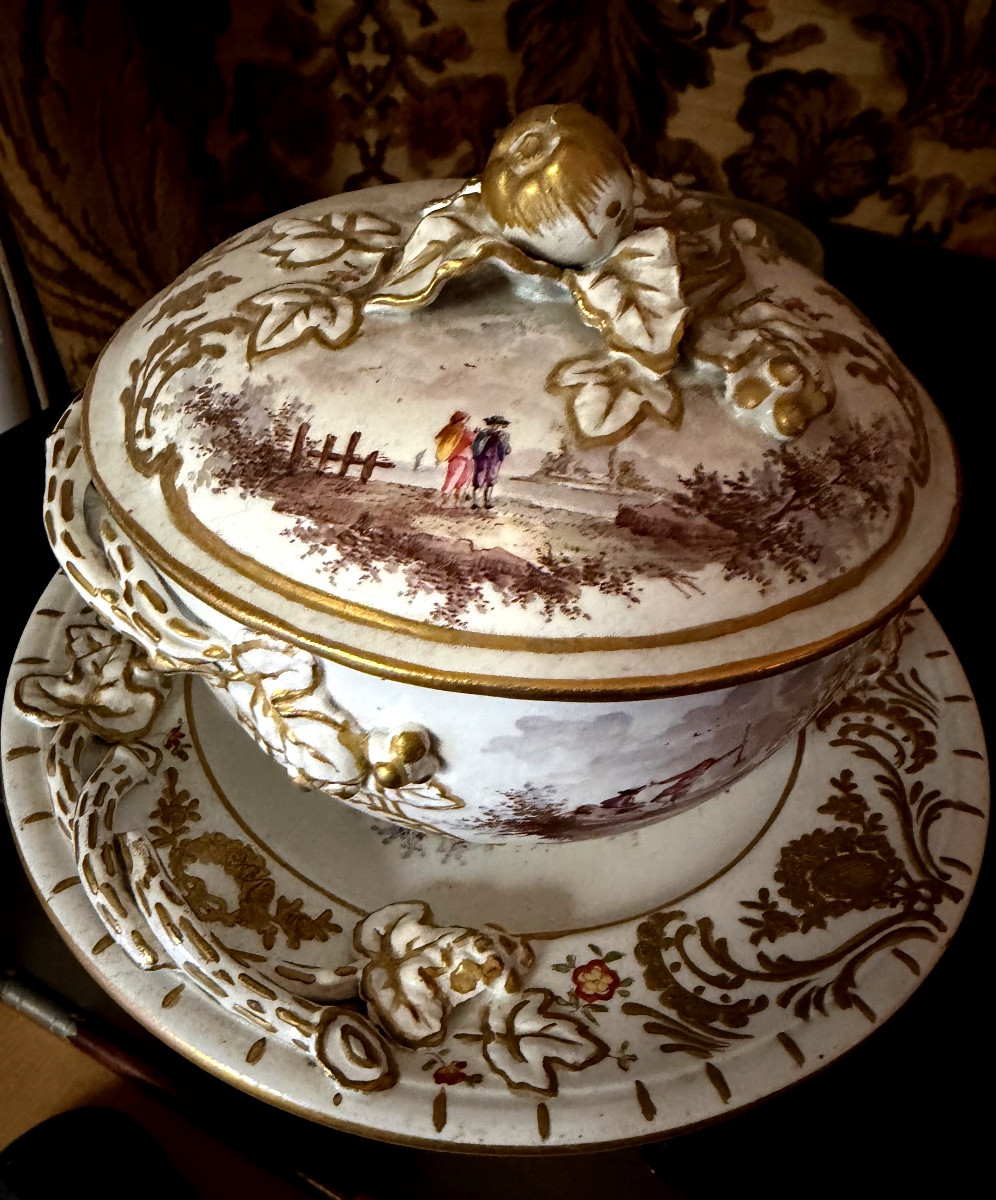 Bouillon  couvert et sa coupelle en porcelaine de Hochst style baroque richement ornementé 18èm-photo-5