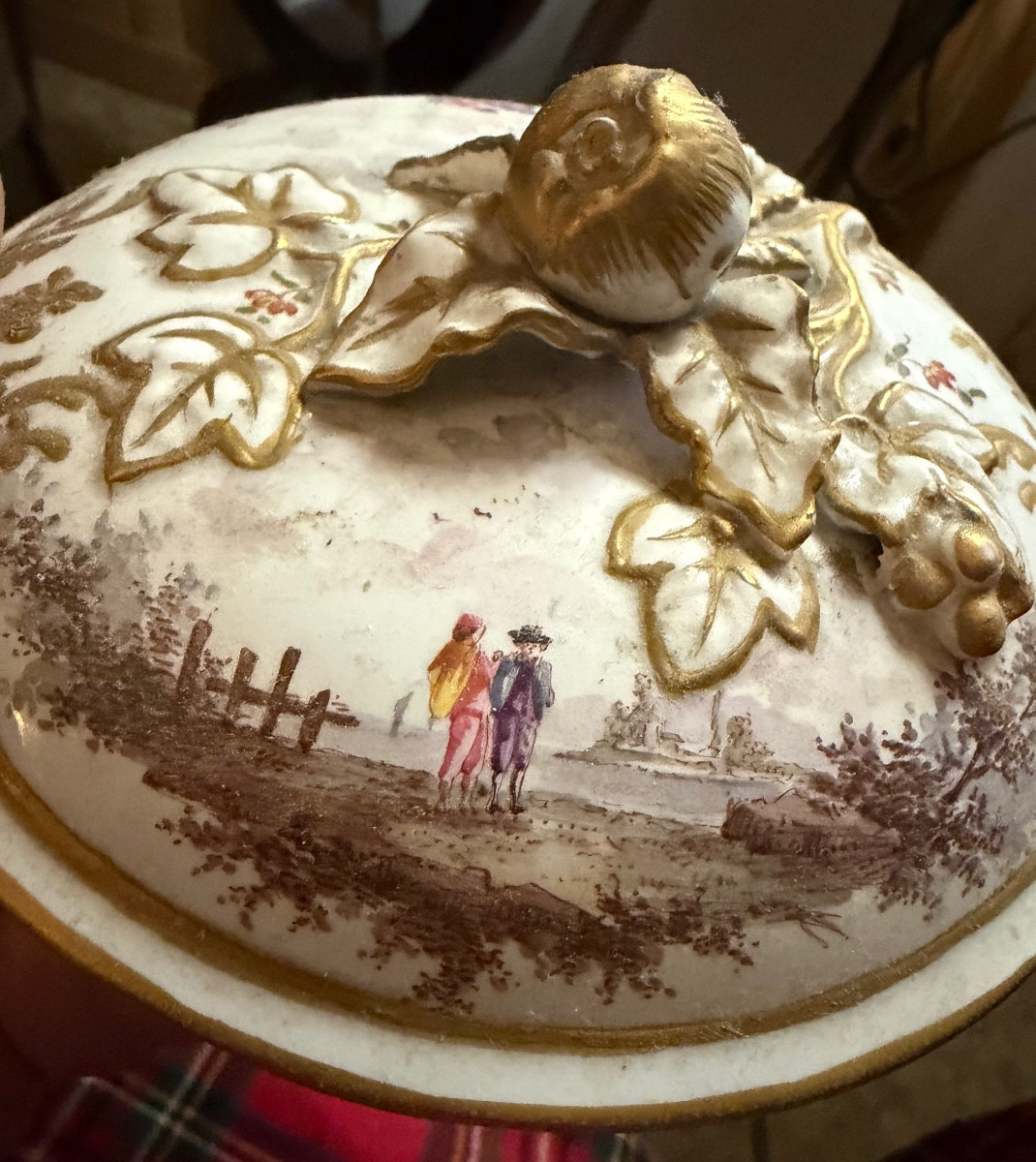 Bouillon  couvert et sa coupelle en porcelaine de Hochst style baroque richement ornementé 18èm-photo-8