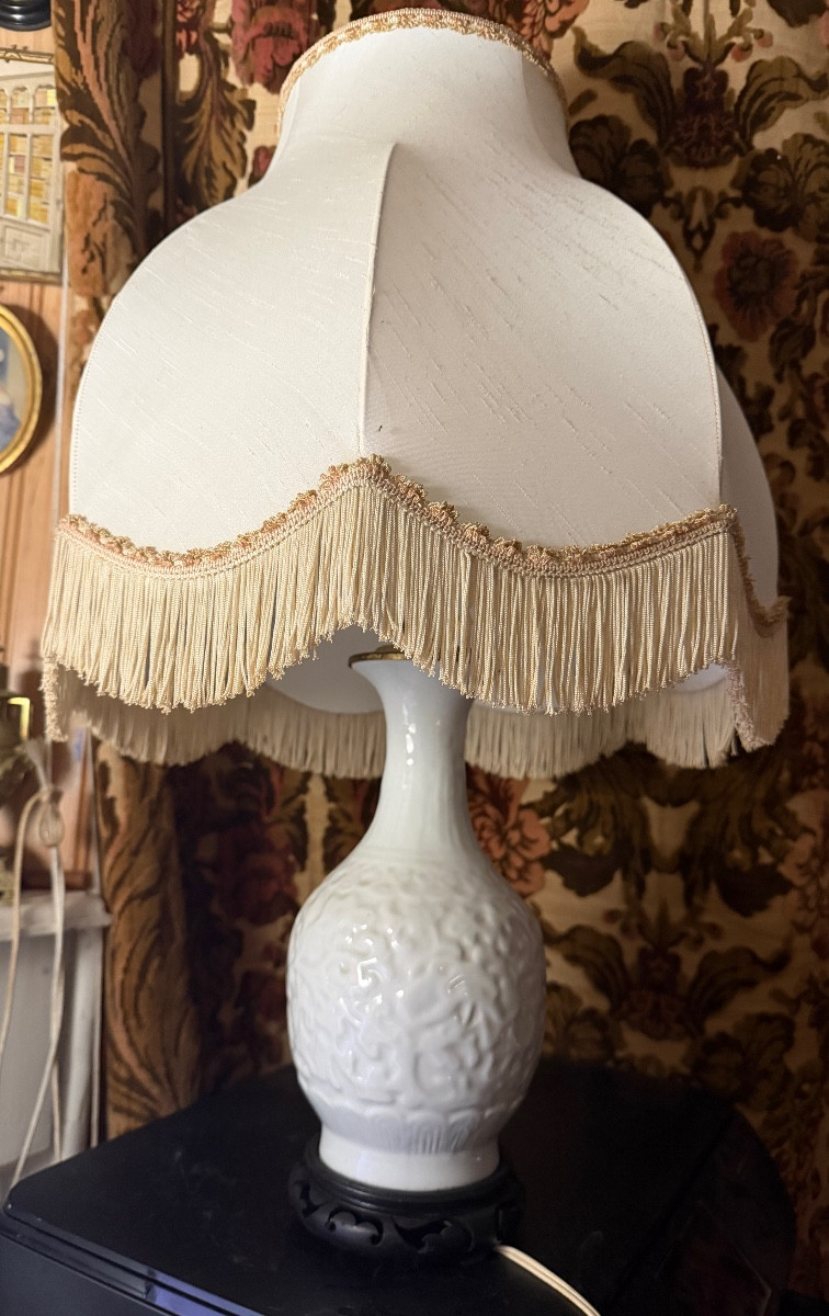 Asian Lamp From The 1960s In Honeycomb Glazed Porcelain, Bulbous Body With Palmette Motif, Base